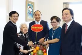 越南政府总理阮春福教师节走访慰问越南教师代表