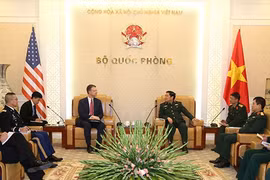 越南国防部部长吴春历会见美国新任驻越大使丹尼尔·克里滕布林克