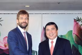 胡志明市人民委员会主席阮成峰（右）与捷克司法部长罗伯特·培利坎。