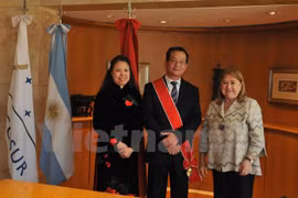 阿根廷外长（右）向越南驻阿大使阮廷操（中）授予一级五月勋章（图片来源：越通社）