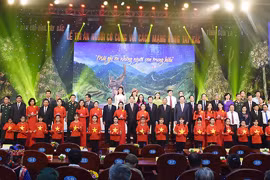 西北地区革命有功者感恩活动。（图片来源：越南人民报）