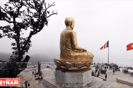 坐落在安奇生山峰的陈仁宗佛皇铜像。