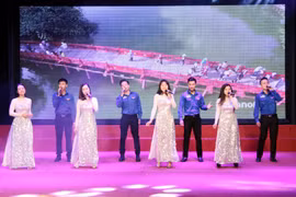 “我爱河内”活动启动仪式中的文艺表演节目。（图片来源：http://tuoitrethudo.vn）