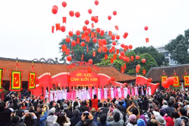 题为“与国家同行和创新”的第15次越南诗歌日在河内市文庙国子监隆重举行（图片来源：越通社）