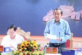 政府副总理张和平在会议上发表讲话