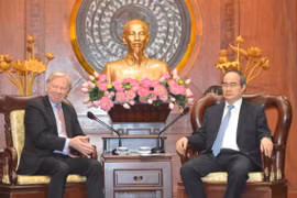 胡志明市市委书记阮善仁（右）会见微软领导代表斯乔斯特罗姆。（图片来源：越通社）
