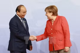 越南政府总理阮春福与德国总理安格拉·默克尔​亲切握手。