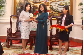同奈省人民委员会副主席阮和侠向日本大阪堺市副市长狭间惠美子赠送纪念礼物（图片来源：baodongnai.com.vn）