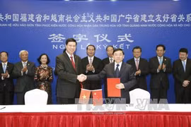 越南国家主席陈大光见证越南广宁省和中国福建省建立友好合作关系的协议书的签署