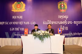 越南公安部副部长裴文南与老挝公安部副部长贡通共同主持会议。