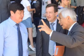 陈青云教授与法国驻越大使贝特兰•洛尔拉里交换意见。