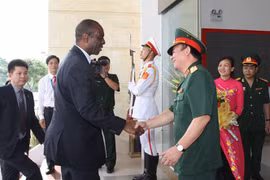 国家自然灾害应急搜救委员会副主任范玉明（右）会见莫桑比克总理卡洛斯·奥古斯丁·德罗萨里奥。