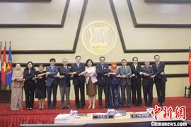 与会代表合影留念。（图片来源：chinanews.com）