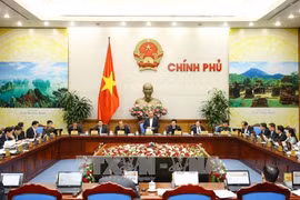 阮春福主持召开政府11月份例行会议
