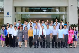 越通社党委书记、社长阮德利与越通社驻外机构首席代表合影。（图片来源：越通社）