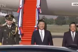 习近平抵达万象 开始对老挝进行国事访问