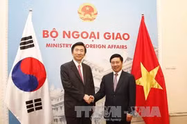 越南政府副总理兼外长范平明（右）与韩国外长尹炳世​ （左）