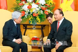 阮春福（右）与日本天皇（图片来源：越通社）