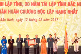 阮春福总理向​北宁省领导授予一级独立勋章