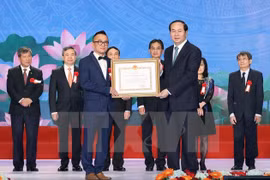 越南国家主席陈大光向科技家颁发胡志明奖与国家奖