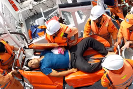 第三区航海搜寻救难协调中心的救援人员将病人送回陆地（图片来源：http://hoangsa.net）