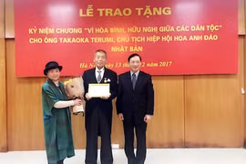 越南授予日本樱花协会主席 “致力于各民族和平与友谊”纪念章