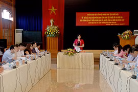 国会民族委员会副主任高氏春在会议上发表讲话。