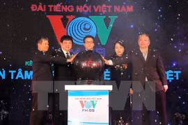 武德儋副总理与越南广播电台领导按下开播按钮（图片来源：越通社）