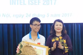 教育培训部副部长阮氏义向获奖学生送花。