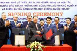 阮德钟与赫伯特签署了河内市人民委员会与犹他州政府关于建立友好合作关系的备忘录。（图片来源：越通社）