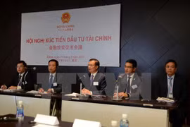 越南财政部部长丁进勇回答日本企业提出的问题。