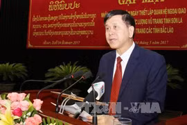 山罗省委副书记、人民委员会主席琴玉明在见面会上发表讲话。（图片来源：越通社）