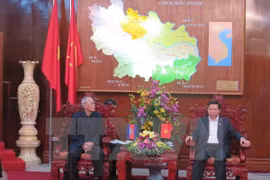 北宁省委书记阮仁战（右）会见柬埔寨人民党中央常委、中央监察委员会主席、柬埔寨参议院第一副主席奈北纳。