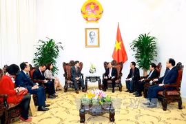 阮春福总理（右）会见韩联社社长朴鲁晃。（图片来源：越通社）