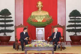越共中央总书记阮富仲会见万象市委书记兼市长辛拉冯·库派吞
