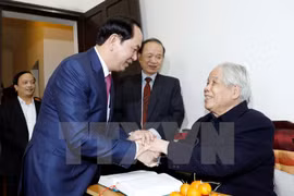 越南国家主席陈大光向100岁大寿的原总书记杜梅祝寿