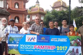 澳大利亚考察团参观河内市镇国寺。（图片来源：越通社）