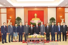 越共中央总书记阮富仲与老挝党和国家高级代表团合影。（图片来源：越通社）