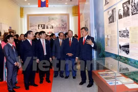 越老建交55周年：越老传统关系图片展在老挝开展