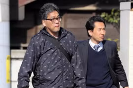 犯罪嫌疑人米原康正（Shibuya Yasumasa）（左）（图片来源：Asahi Shimbun）