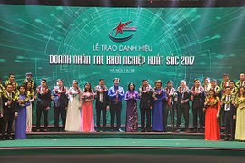 5月19日晚在河内举行的2017年优秀创业年轻企业家表彰大会​。