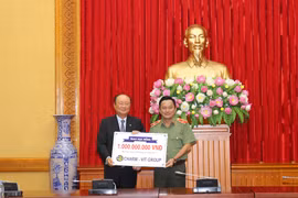 公安部代表接受Charmvit集团赠送的奖学金。（图片来源：人民公安报网）