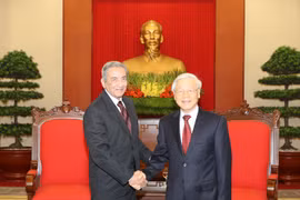 越共中央总书记阮富仲亲切会见古巴共产党中央书记处书记、中央国际关系部部长何塞•拉蒙•巴拉格尔。