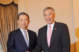 李显龙（右）与赵乐际。