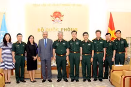 与会代表合影。（图片来源：越南人民军队报）
