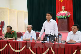 河内市人民委员会主席阮德钟在会上发表讲话。