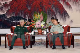 ​越南国防部副部长阮志咏（右）与中共中央军事委员会副主席范长龙。