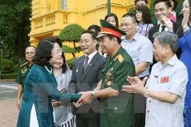 越南国家副主席邓氏玉盛会见伤残军人和残疾人企业家代表团