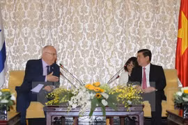 胡志明市人民委员会主席阮成峰（右）和以色列总统鲁文·里夫林