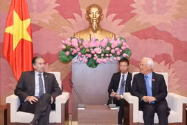 国会副主席汪周刘会见阿根廷共和国方案党主席翁贝托•斯齐亚沃尼（图片来源：越通社） 